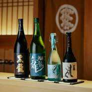 黒龍酒造を筆頭に、繊細で品のある綺麗な味わいで誰が飲んでもおいしいと感じる日本酒を、定番から季節酒までラインアップ。ほかにもワイン、焼酎、ウィスキーなどゲストの多様な要望に応えできるようにしています。
