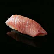 もったりとした食感になるように切りつけた中トロを、脂が温まるように高めの温度のシャリで握ります。滑らかな舌触りとともに口の中でコクや脂の甘みがふくらみ、香りが鼻に抜ける心地よさを味わうことができます。
