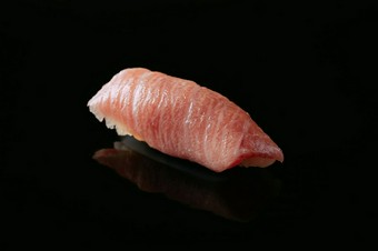 赤身のコクと脂の甘み、旨みをじんわり味わう『中トロ』