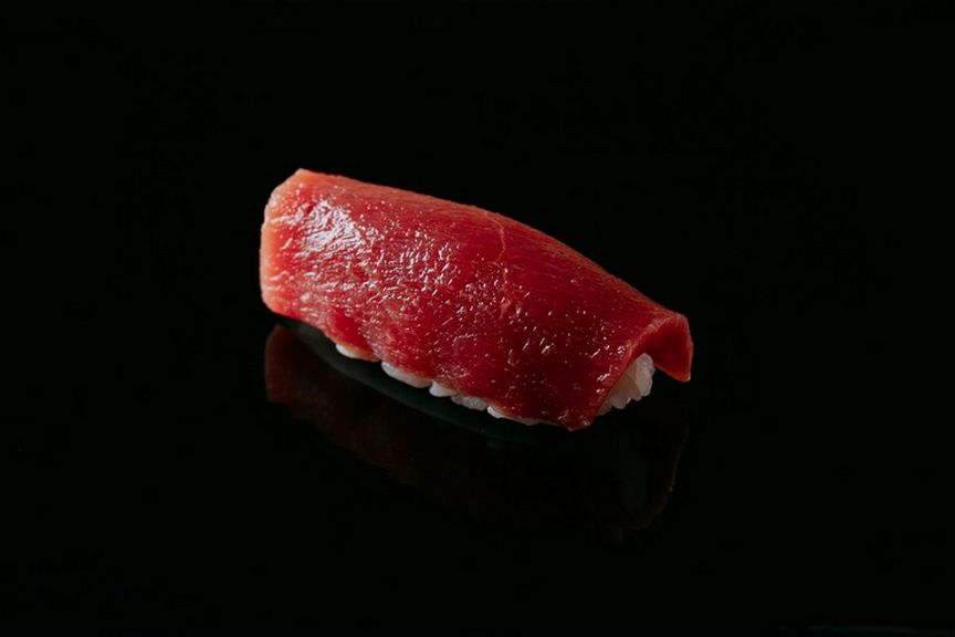 一瞬づけ醤油につけてまろやかな味わいにする『赤身』