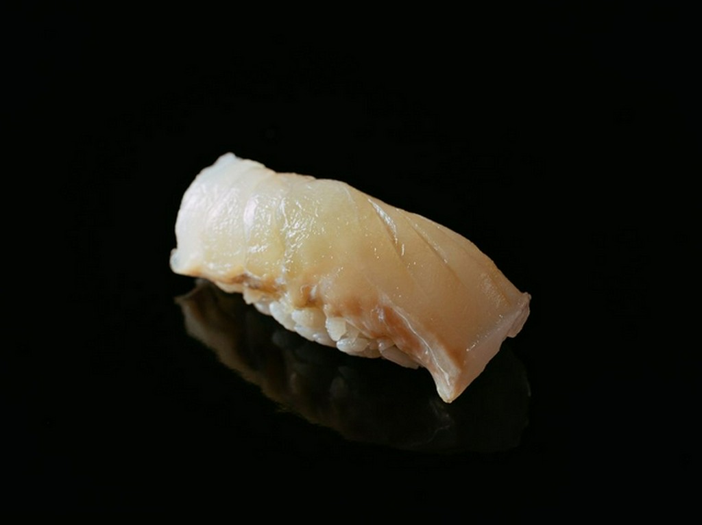 握りコースの始まりは繊細で品格のある白身から。『平目の昆布締め』