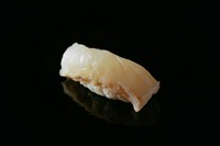 握りは、まずは繊細で品格のある白身からスタート。塩をして昆布で挟んで氷室で寝かせて水分を適度に抜き、ほどよい粘りと弾力のある食感を出し、繊細な脂がほんのり緩むくらいのやや高めの温度のシャリで握ります。