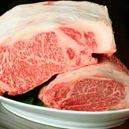 産地を限定した仕入れはしません。その日、お肉屋さんに持ってきてもらった「黒毛和牛」のサーロインやテンダーローインを自分の目で確かめて、納得できるものだけを仕入れています。