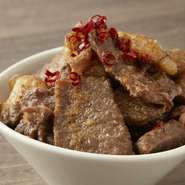 【焼肉うしごろ】と同様、国産A5黒毛和牛の中でも最高級とされるお肉のみを取り扱うこだわり。
食材の仕入れは徹底的に厳選し、妥協のない味づくりをしています。
美味しいお肉をたっぷりとお召し上がりください。