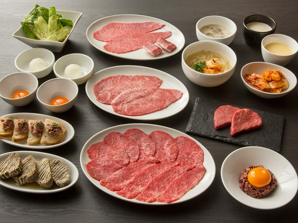 団体予約は30名様のフロア貸切可!飲み放題もご用意御座います。