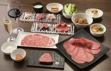 うしごろバンビーナ銀座店限定の極上コース。
当店限定の極上生肉や希少部位のスペシャルコースです。