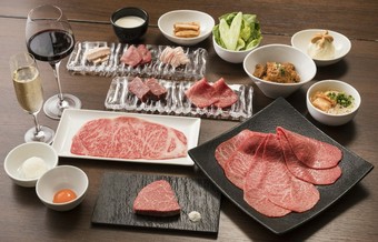 うしごろバンビーナ銀座店限定の極上コース。
当店限定の極上生肉や希少部位のスペシャルコースです。