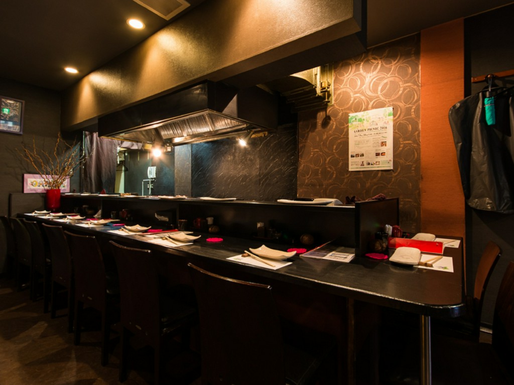 “仕事帰りの一杯”に便利なカウンター席