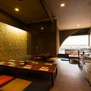 2階の座敷は、最大24人まで座ることができます。ビールはもちろん日本酒や焼酎などさまざまな種類のお酒が用意されているので、宴会にも活躍してくれそうです。