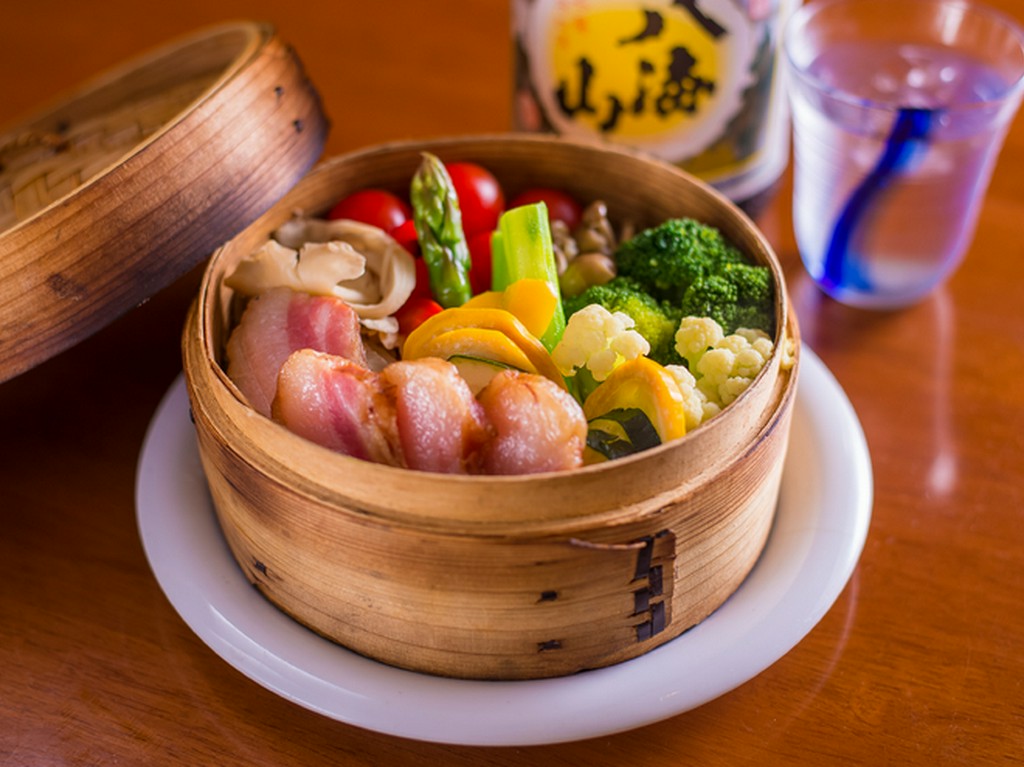 旬の食材の美味しさを実感できる『季節野菜とベーコンの温サラダ』