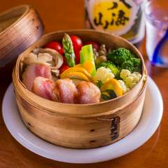 旬の食材の美味しさを実感できる『季節野菜とベーコンの温サラダ』