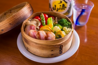 旬の食材の美味しさを実感できる『季節野菜とベーコンの温サラダ』