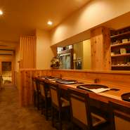 カウンター、個室あり。洗練された和の空間は、大人のデートにもぴったりです。コース料理は3種類用意されており、予算に合わせて選択可能。季節を感じられる本格的な日本料理が素敵な時間を演出してくれます。