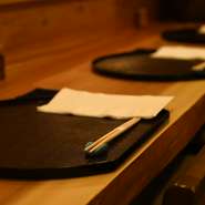 店内は、木を基調とした内装の落ち着いた雰囲気。穏やかな空気が流れる空間で、会話とお食事を楽しむことができます。季節感あふれる本格日本料理とおいしい日本酒で商談もスムーズに進むことでしょう。