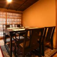 店内には個室、半個室があります。2階には10名席があるので、シチュエーションに合わせて利用することができます。洗練された和の上質空間は、周りを気にせずゆっくりとくつろげます。