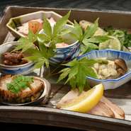 その日に合わせた新鮮な素材をつかった料理揃い。目で見て、舌で味わい、季節の味が堪能できる盛り合わせです。