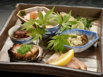 季節ごとに厳選した素材のみを使用した『季節の盛り合わせ（八寸）』