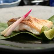 身がやわらかく、旨味がぐっと凝縮された甘鯛の塩焼き。時期に合わせて一番美味しくいただける漁場で捕れた甘鯛を使用しています。一度食べるとやみつきに。