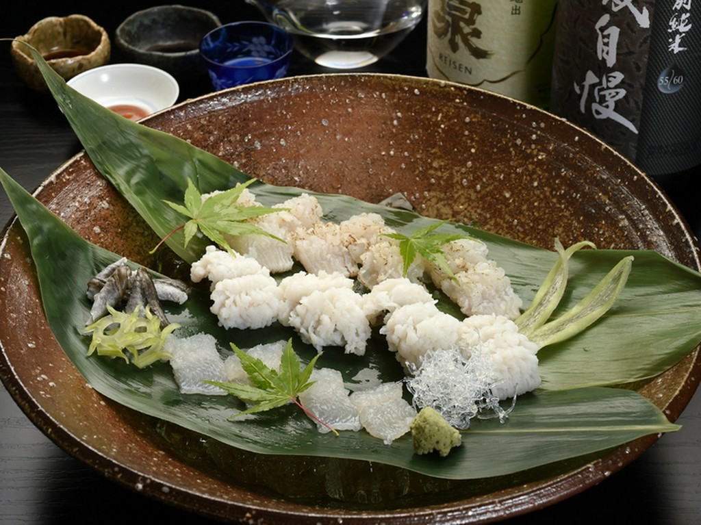 希少な生のお造りが堪能できる『鱧の四種盛り』