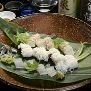 珍しい鱧のお造りは当店ならではの自慢の品です。生のお造りで食べられる鱧は、その時期に一番おいしくとれる漁場から仕入れています。選びぬいた食材と調理法でできた逸品です。