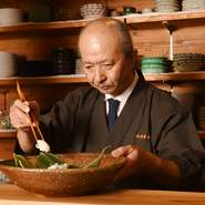 常時100種類以上の日本酒を取りそろえ、料理に合ったお酒をあわせることができます。ご要望にあわせて、お酒の好みに合った料理はもちろん、お酒と料理全てをおまかせいただくことも可能です。