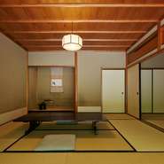 床の間には、季節の掛け軸とともに、女将によって生けられた草花。訪れた者の心を穏やかに和ませる空間は、大切な人と訪れ、特別な時間を演出するのにふさわしい趣を抱いています。