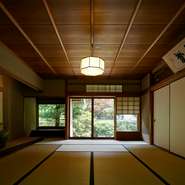 参道脇の母屋「山の棟」は峰定寺の宿坊として明治中期に建立。その名残を残しつつ、数寄屋造りの巨匠・中村外二氏により改装されています。両面ガラス張りの開放感のある空間で、花背の自然を身近に感じられます。