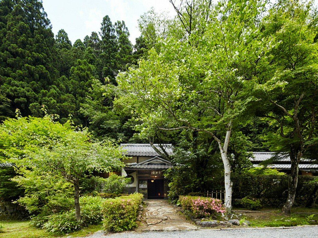 山狭に佇む、創業120年を越す老舗料理宿