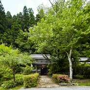 京都市内からは、鞍馬街道を車で北へ小1時間。山道を越え辿り着いた先は、都会の喧騒を忘れる桃源郷のような場所です。四季折々の自然の息吹を感じる、この空間はまさに贅沢の極みと言えます。