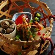 ご主人が野山に入り集めた豊かな滋味に満ちた数々の食材が真骨頂。野草や山菜、茸はもちろん、川魚や野鳥、猪、鹿、熊など野趣に溢れる自然の恵みが揃います。