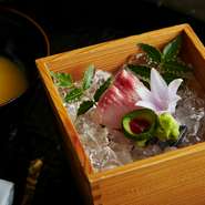 鯉の洗いの『向付』。甘酒で醸して糖化させたとうもろこしを混ぜ込んだポタージュのような濃厚な白味噌をあわせて。