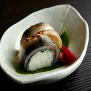 鮎をふんだんに使い、巻寿司状にしつらえた『鮎すし』。