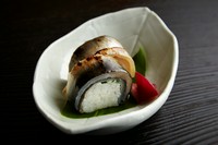 鮎をふんだんに使い、巻寿司状にしつらえた『鮎すし』。