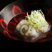 疲れを取るのには最適な『鰻の煮物椀』。くずでゼリー状に固めたトマトのグルタミン酸が、夏の涼を表現しています。