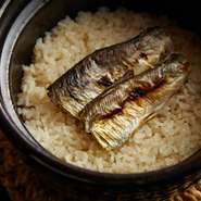 『鮎の炊き込みご飯』。土鍋のまま、給されます。