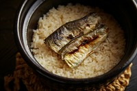 『鮎の炊き込みご飯』。土鍋のまま、給されます。