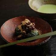 山に分け入り採ったよもぎを練り込んだ、天然のよもぎ餅。