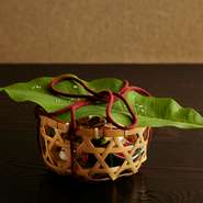 近隣の自然から採れる野趣に溢れた小皿を、春は伝統的に田植えで使っていた「苗かご」に詰めています。美味しい料理やおもてなしだけでなく、地元の文化とか風俗を楽しんでいただけます。