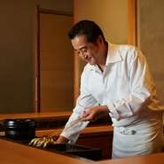 常にアンテナを張ってお客様を意識しておくことによって、聞かなくても、お客さんのしたいことを理解するという姿勢を、昔から大事にしています。でも近すぎてはいけない。その距離感が美山荘のおもてなしです。