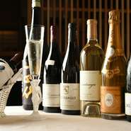 日本酒は二十種類以上取り揃え、料理に合うワインと日本酒を楽しませてくれます。