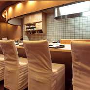 カウンター席は仕切りがなく、料理人の手元がよく見えるようになっています。料理人との会話を楽しみながら、じっくりと味わう極上の料理。この上ない幸せを感じるひととときです。