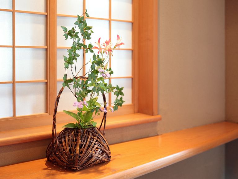 さりげなく飾られた季節の花が、和やかなムードを演出