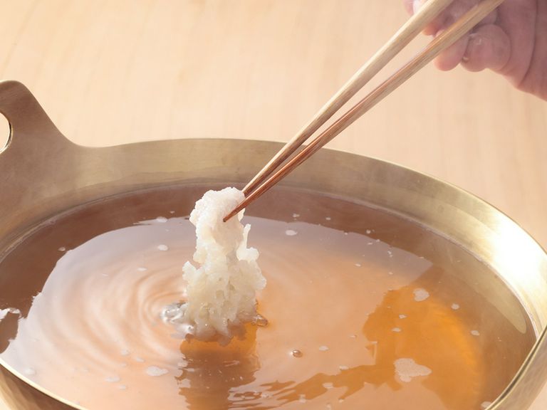 旬の魚介を風味豊かな出汁でいただく『鱧しゃぶ（玉葱風味出汁）』