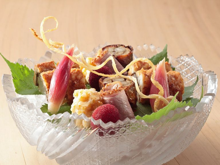 旬の味わい『季節の八寸（鱧ずし・鴨ロース煮・ともろこしかき揚げ・山桃ワイン煮・鰻八幡巻き）』