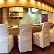 是非、カウンター席をどうぞ。料理人との会話をしながらの食事はいかがでしょうか。料理のこと、食材のこと、何でもお聞きください。アットホームな雰囲気を楽しんでいただければと思っております。
