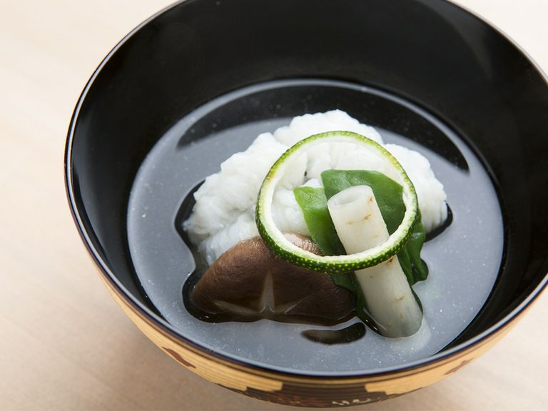 季節の味覚たっぷりのお吸い物。懐石料理の通もうなる『鱧の煮物椀』