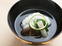 季節の味覚たっぷりのお吸い物。懐石料理の通もうなる『鱧の煮物椀』