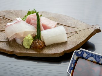 旬の素材と新鮮さにこだわりぬいた『鯛　ヨコワ　イカ造り』