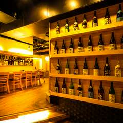 和の趣が感じられ、ゆったりとくつろげる店内