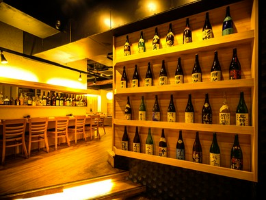 和の趣が感じられ、ゆったりとくつろげる店内